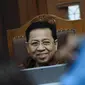 Terdakwa dugaan korupsi proyek e-KTP, Setya Novanto (kiri) menyimak keterangan saksi pada sidang lanjutan di Pengadilan Tipikor, Jakarta, Kamis (8/3). Sidang mendengar keterangan saksi-saksi. (Liputan6.com/Helmi Fithriansyah)