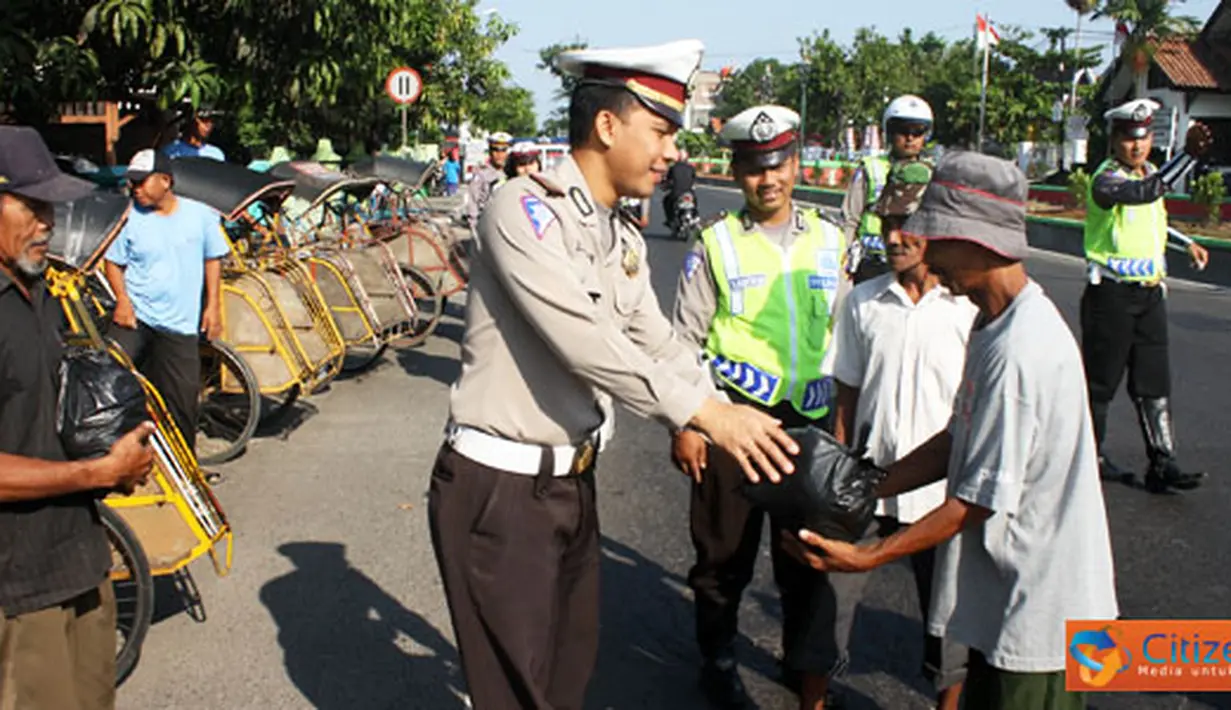 Citizen6, Kendal: Pembagian sembako tesebut merupakan wujud nyata kepedulian Polres kepada warga sekitar selain sebagai syukuran atas HUT Satlantas. (Pengirim: Aryo Widiyanto)

