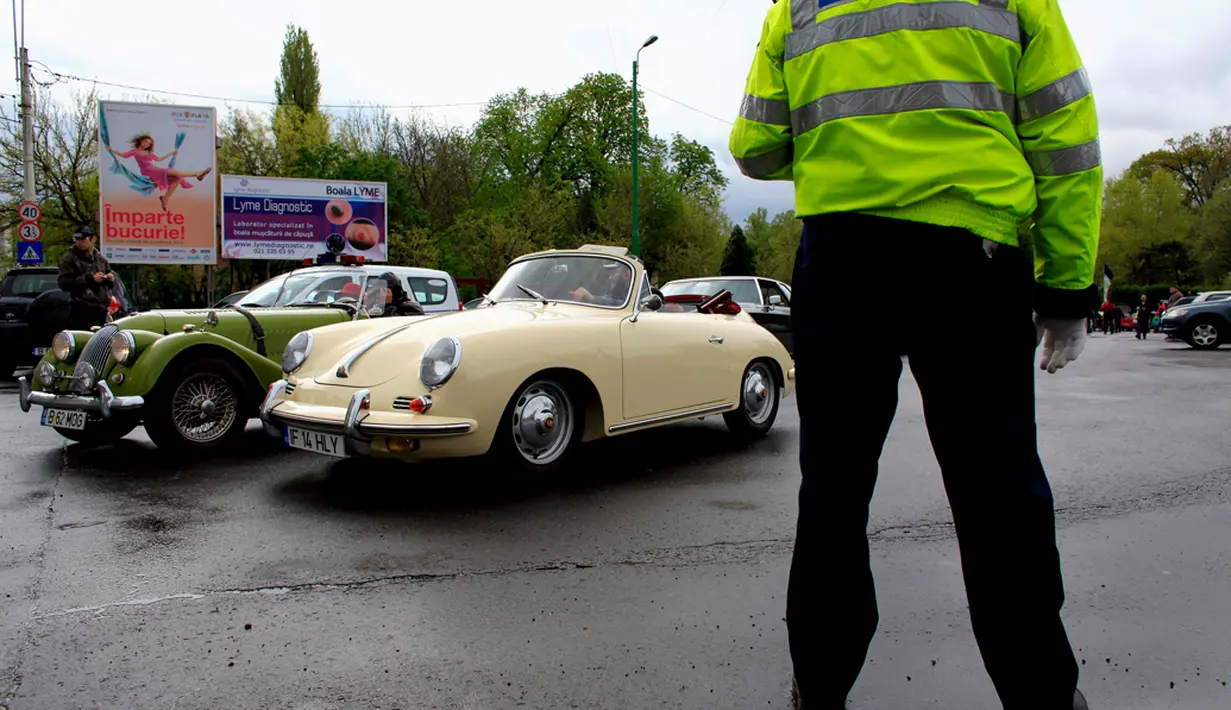 Sebuah Porsche 356 Cabriolet buatan 1963 terlihat bersanding dengan Morgan +4 keluaran 1962 di area pameran mobil antik ke-3 di Bucharest, Rumania (12/4/2014) (REUTERS/Radu Sigheti)