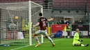 Striker AC Milan, Zlatan Ibrahimovic mencetak gol pertama timnya ke gawang Crotone dalam laga lanjutan Liga Italia 2020/21 pekan ke-21 di San Siro Stadium, Milan, Minggu (7/2/2021). AC Milan menang 4-0 atas Crotone. (AFP/Miguel Medina)