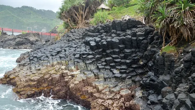 Gunung Api Purba, Kawasan Cagar Geologi Nasional Karangsambung-Karangbolong, yang juga berdekatan dengan JLSS. (Foto: Liputan6.com/Muhamad Ridlo)
