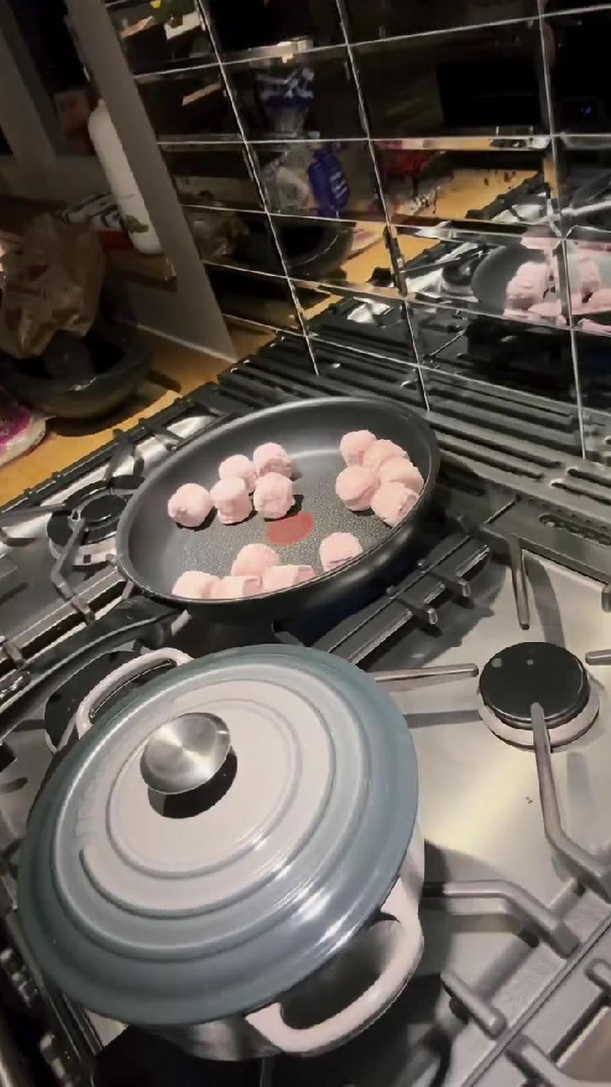 Anggun C Sasmi Pilih Masak Sup dan Bakso Beku Biar Sat-Set untuk Buka Puasa
