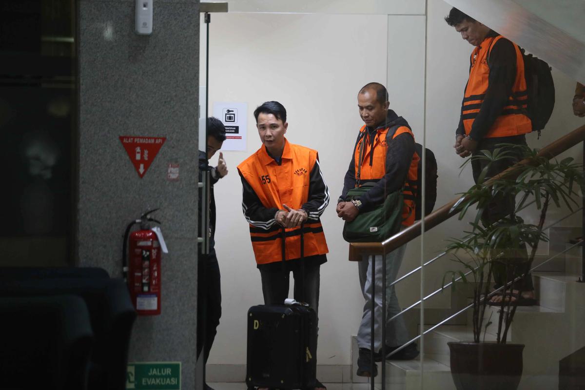 FOTO: KPK Tahan Bupati Rejang Lebong Usai Terjaring OTT