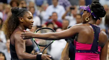 Petenis Serena Williams (kiri) menghampiri kakak perempuannya, Venus Williams usai bertanding di putaran ketiga turnamen tenis AS Terbuka di New York, Jumat (31/8). Serena mengalahkan Venus dengan skor 6-1, 6-2. (AP Photo/Adam Hunger)