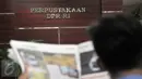 Pengunjung membaca koran di perpustakaan DPR, kompleks Parlemen Senayan, Jakarta, Jumat (01/04). Rencananya, pimpinan DPR RI akan membangun gedung perpustakaan mewah di Komplek Parlemen Senayan, dengan anggaran Rp 570 miliar. (Liputan6.com/Johan Tallo)