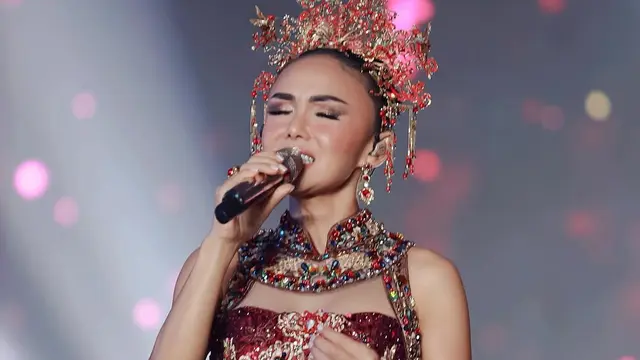Potret Yuni Shara Pakai Gaun Malam saat Manggung. (instagram/yunishara36)