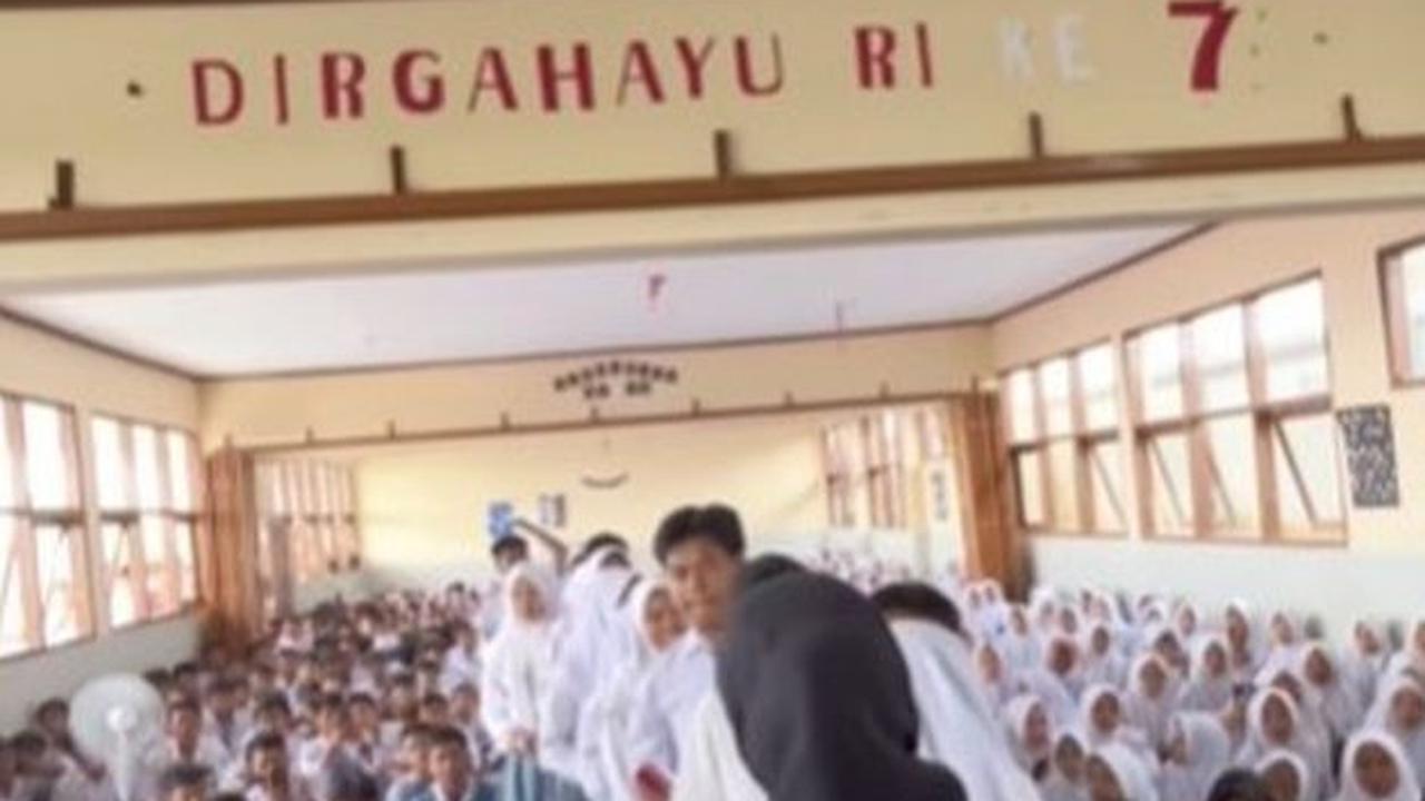 Tidak hanya para guru, tetapi juga siswi-siswi di sekolah tersebut memberikan pelukan kepada Sonya. Netizen juga memuji kemampuannya dalam berbicara di depan publik dan penampilannya yang sederhana.<br>