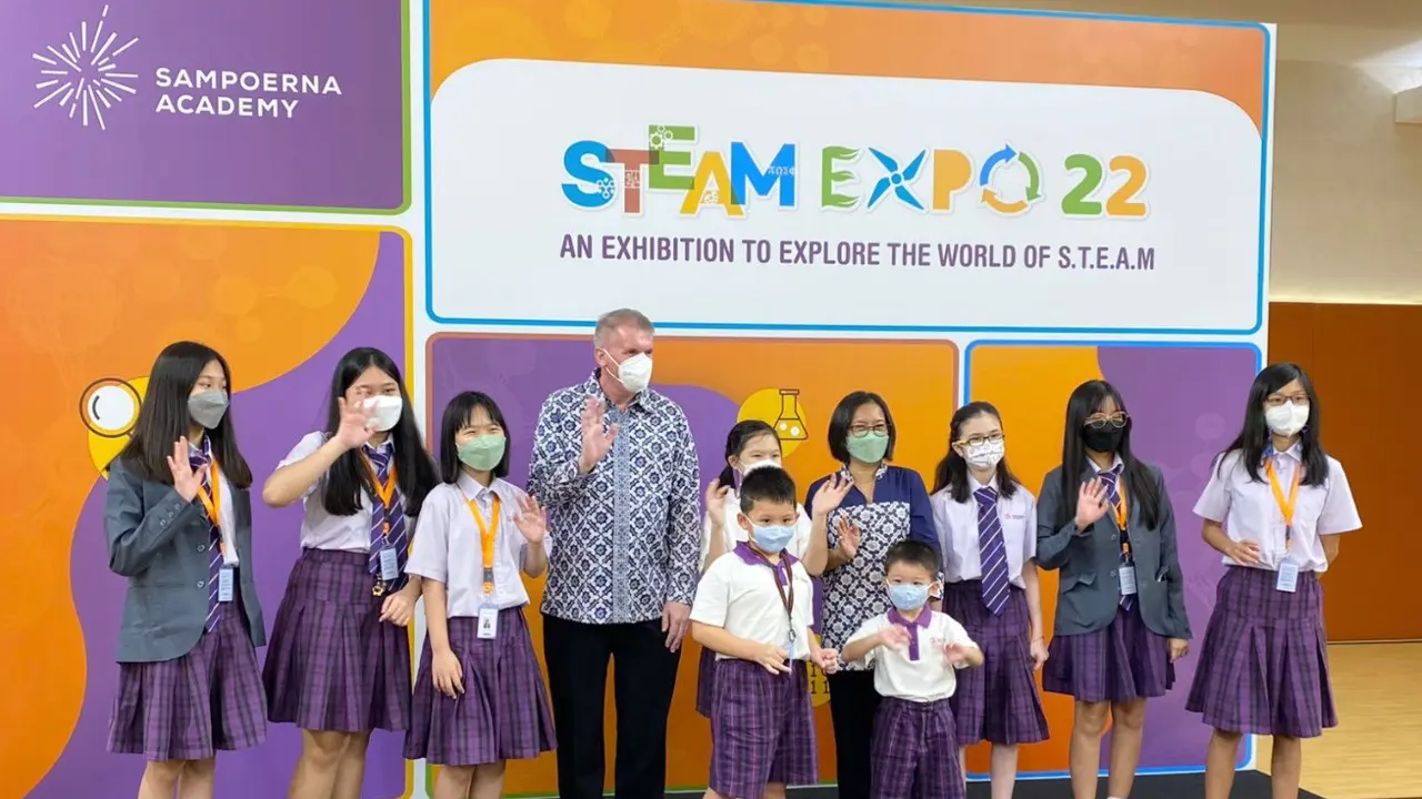 Principle Sampoerna Academy Surabaya John Murphy beserta beberapa murid menampilkan project dan karyanya di acara STEAM Expo 2022. (Istimewa).