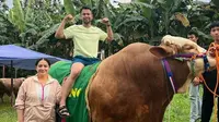 Raffi Ahmad dan sapi Ontoseno yang dikurbankan pada hari raya Idul Adha 1443 H. (Instagram @raffinagita1717)