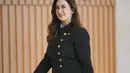 Penampilan Nafa Urbach selama ngantor juga tak luput dari atensi. Perempuan 44 tahun itu kerap tampil dengan outfit formal yang stylish. [@nafaurbach].