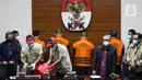 Wakil Ketua KPK Alexander Marwata menyaksikan petugas bersiap barang bukti hasil OTT dengan tersangka Bupati Musi Banyuasin, Dodi Reza Alex Noerdin di Jakarta, Sabtu (16/10/2021). KPK menyita uang tunai sejumlah Rp 270 juta dan Rp1,5 Miliar ajudan Bupati. (Liputan6.com/Helmi Fithriansyah)