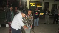 GP Ansor dan Banser Cilacap meruwat Markas Polsek Sidareja untuk perlambang membentengi negeri dari aksi teror. (Liputan6.com/Muhamad Ridlo)