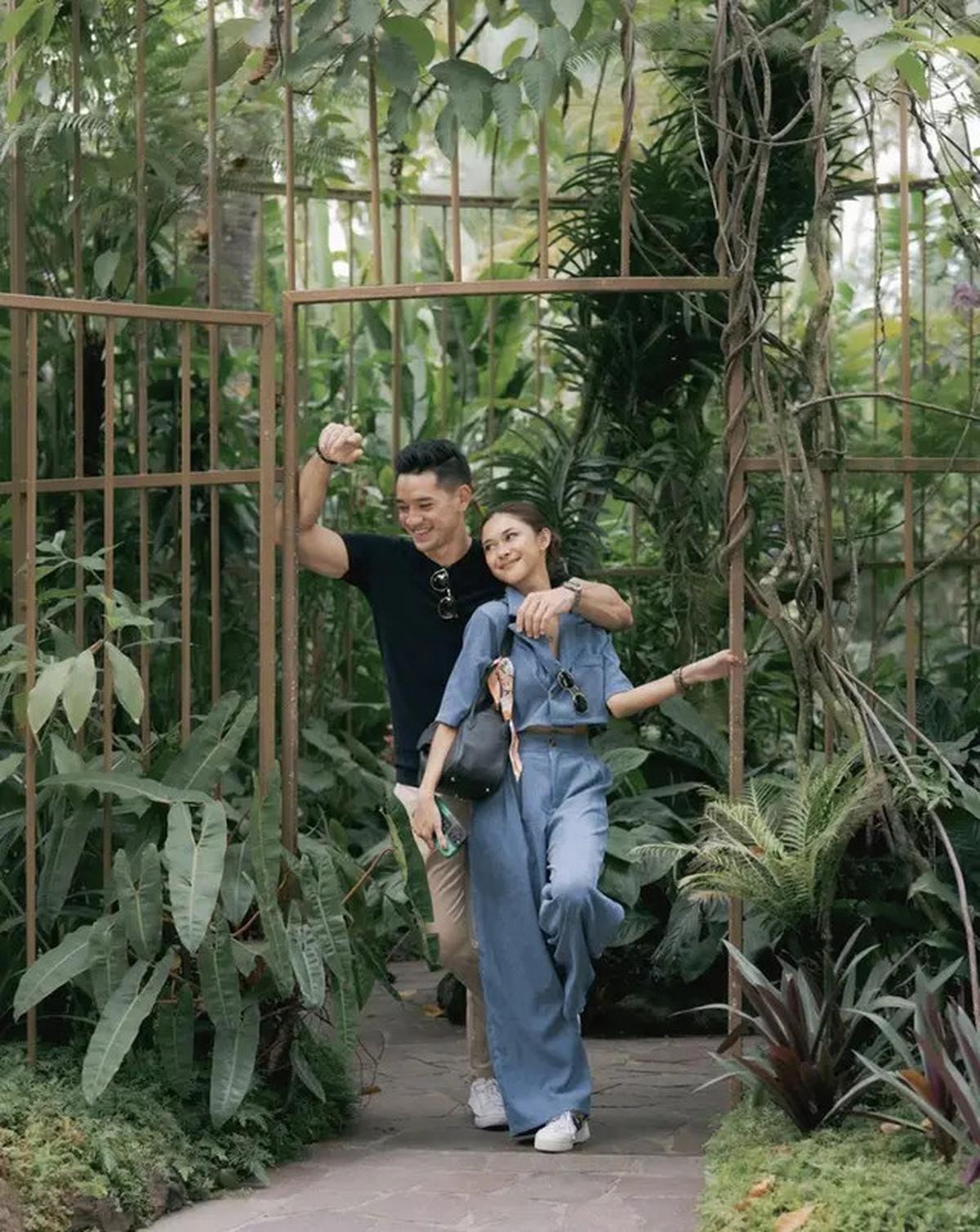 alam gaya kasual mereka, Nana Mirdad sering mengenakan stelan denim, sementara Andrew memilih kaos hitam.