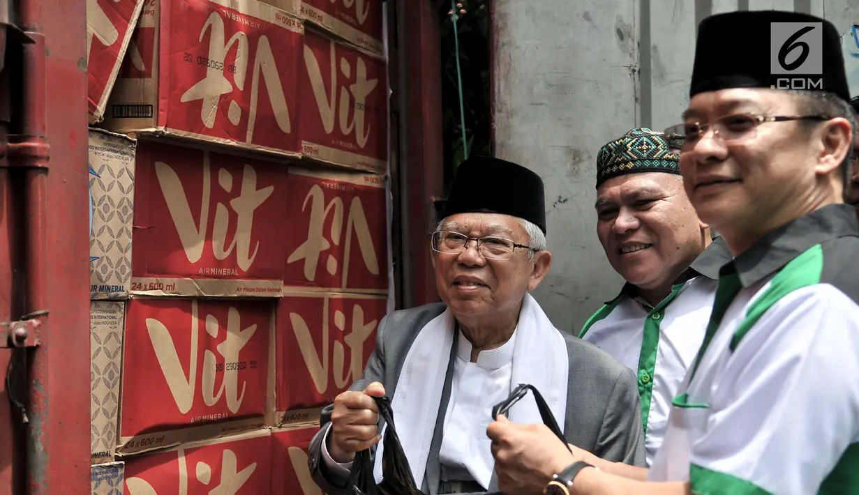 Calon wapres nomor urut 01 Ma'ruf Amin meninjau truk yang mengangkut logistik bantuan untuk korban gempa dan tsunami di Sulawesi Tengah dari salah satu kelompok relawan di Rumah Situbondo, Jakarta, Minggu (7/10). (Merdeka.com/Iqal S. Nugroho)