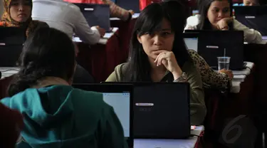 Beberapa peserta tes CPNS melakukan simulasi sistem tes seleksi CPNS berbasis on-line di Jakarta, (20/8/2014). (Liputan6.com/Miftahul Hayat)