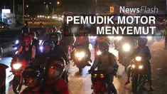 Pemandangan arus mudik di sepanjang arteri Pantai Utara penuh dengan pengendara motor, tepatnya mulai dari Pertigaan Cikalong Karawang hingga Kota Subang Jawa Barat.