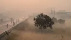 Orang-orang bepergian di sepanjang jalan di tengah kondisi kabut asap tebal di Lahore, Pakistan, Kamis (18/11/2021). Lahore telah dinyatakan sebagai kota dengan tingkat polusi udara tertinggi di dunia saat kabut asap beracun tebal melanda kota tersebut. (Arif ALI/AFP)
