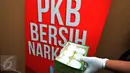 Petugas menujukkan sampel urine anggota Fraksi PKB di Gedung DPR, Senayan, Jakarta, Rabu (16/3). Tes urine yang bekerjasama dengan BNN itu diikuti 36 anggota dewan untuk mengantisipasi penyalahgunaan narkoba. (Liputan6.com/Johan Tallo)