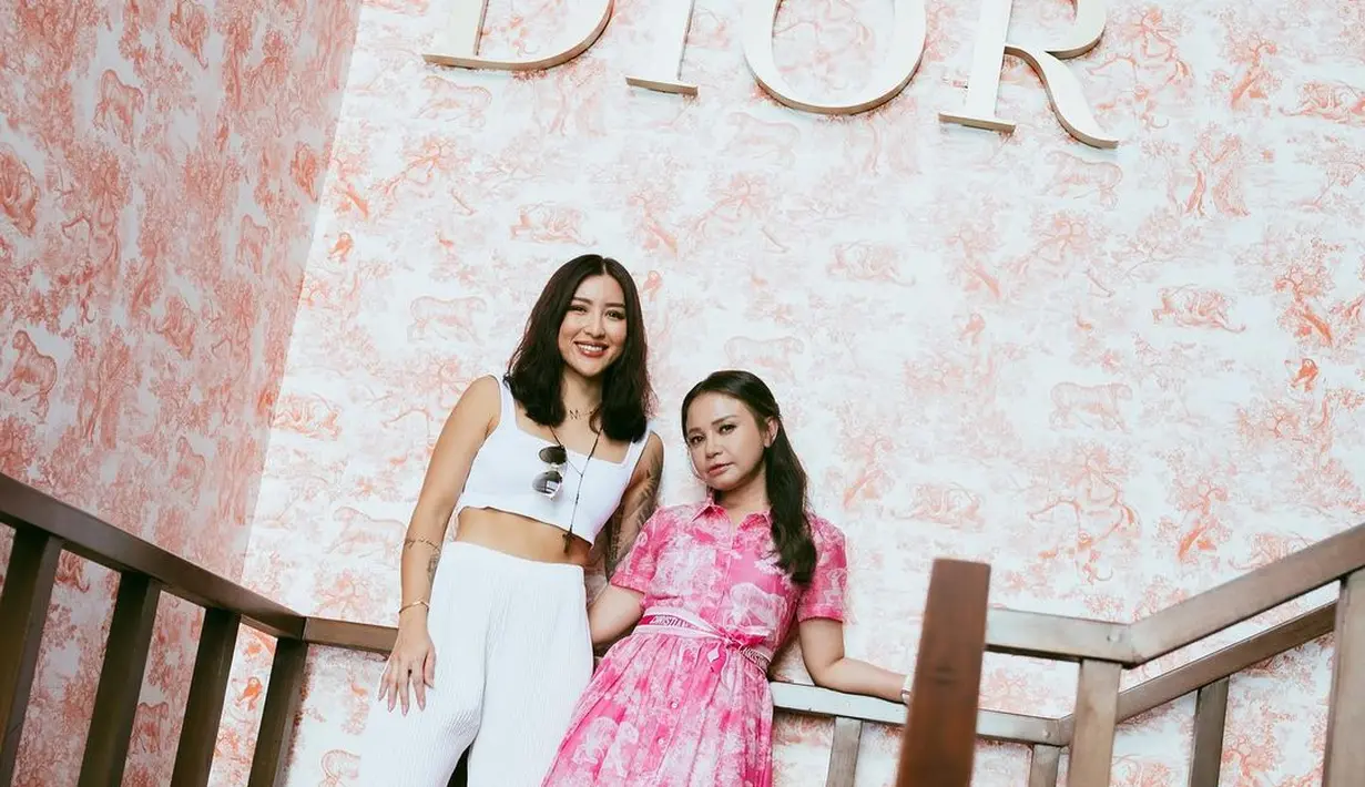 Melengkapi penampilannya, Rossa juga tampak menenteng tas Dior Medium Lady D-Lite dan mengenakan sandal Dioract. (Instagram/itsrossa910).