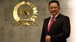 Ketua DPR Bambang Soesatyo saat sesi foto usai terpilih sebagai Ketua DPR di Kompleks Parlemen, Senayan, Jakarta, Rabu (17/1).  Bambang resmi menjadi Ketua DPR dengan masa jabatan 2014-2019. (Liputan6.com/JohanTallo)