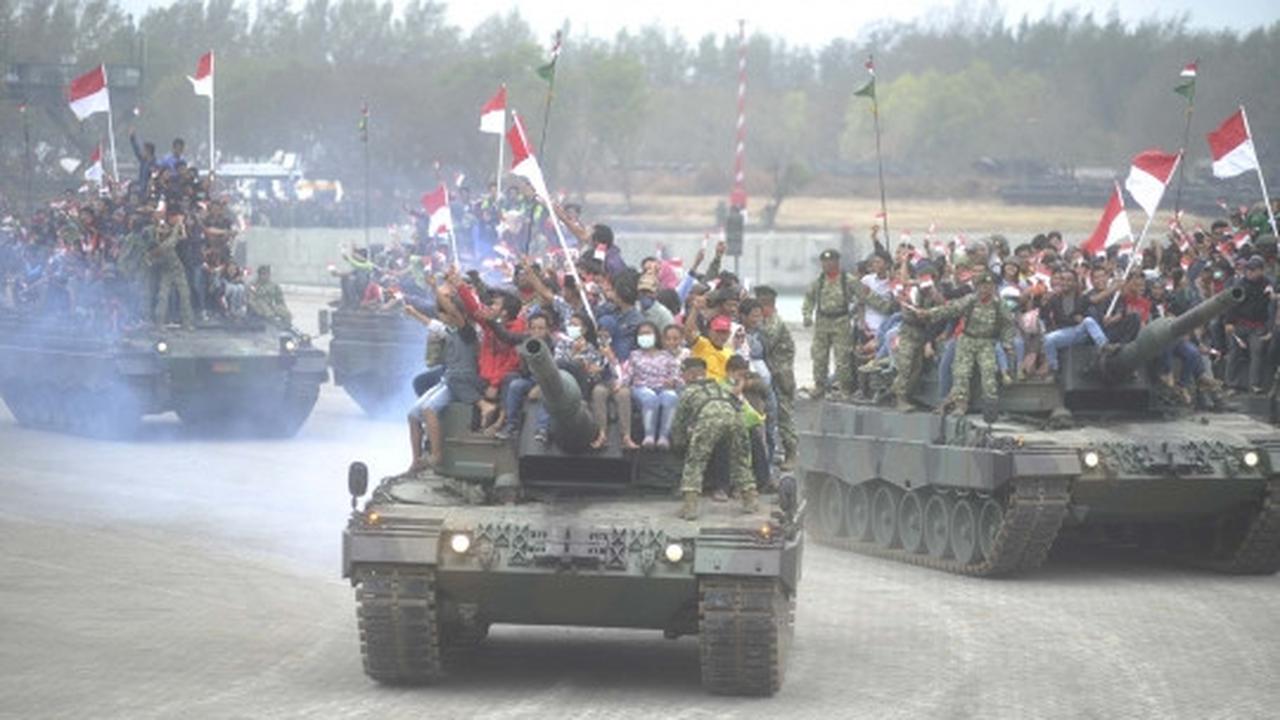 Antusiasme warga naik kendaraan kelas berat TNI