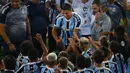 Striker Uruguay Luis Suarez menyapa para penggemar saat sesi perkenalannya sebagai pemain baru Gremio di stadion Gremio Arena, di Porto Alegre, Brasil, Rabu (4/1/2023). Luis Suarez resmi berlabuh di Brasil bersama Gremio. (Silvio AVILA / AFP)