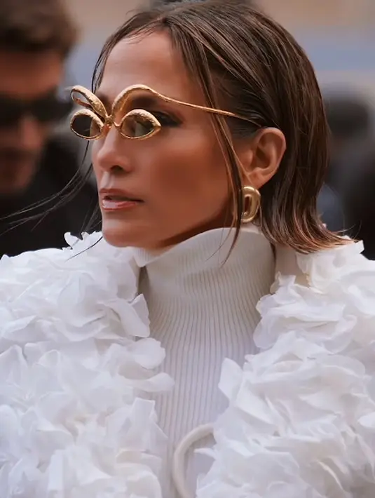 JLo tampil beda dengan rambut bob pendek yang ditata dengan gaya wet look. Menampilkan pesona awet muda di usianya yang memasuki 50 tahun. [@schiaparelli]