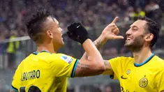 Pemain Inter Milan Lautaro Martinez merayakan dengan rekan setimnya Hakan Calhanoglu setelah mencetak gol ke gawang Bologna pada pertandingan sepak bola Liga Italia di Stadion San Siro, Milan, Italia, 9 November 2022. Inter Milan mengalahkan Bologna dengan skor 6-1. (AP Photo/Luca Bruno)
