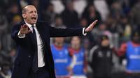 Pelatih Juventus, Massimiliano Allegri, berteriak saat memberikan arahan kepada anak asuhnya melawan Udinese pada laga lanjutan pekan ke-24 Serie A di Allianz Stadium, Selasa (13/2/2024). (Fabio Ferrari/LaPresse via AP)