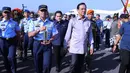 Gubernur DIY Sri Sultan Hamengku Buwono X dan KSAU Marsekal TNI Yuyu Sutisna membawa obor Asian Games 2018 di Lanud TNI AU Adisutjipto Yogyakarta, Selasa (17/7). Obor Asian Games lalu diarak menuju Museum Dirgantara (Liputan6.com/HO/Dispen TNI AU)