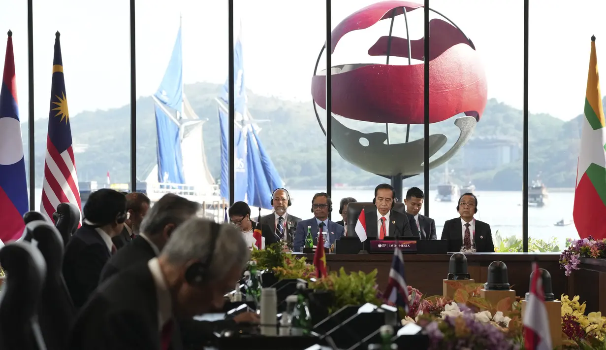 Dalam sambutannya, Jokowi menyinggung kondisi ekonomi global yang disebutnya belum sepenuhnya pulih. (AP Photo/Achmad Ibrahim, Pool)