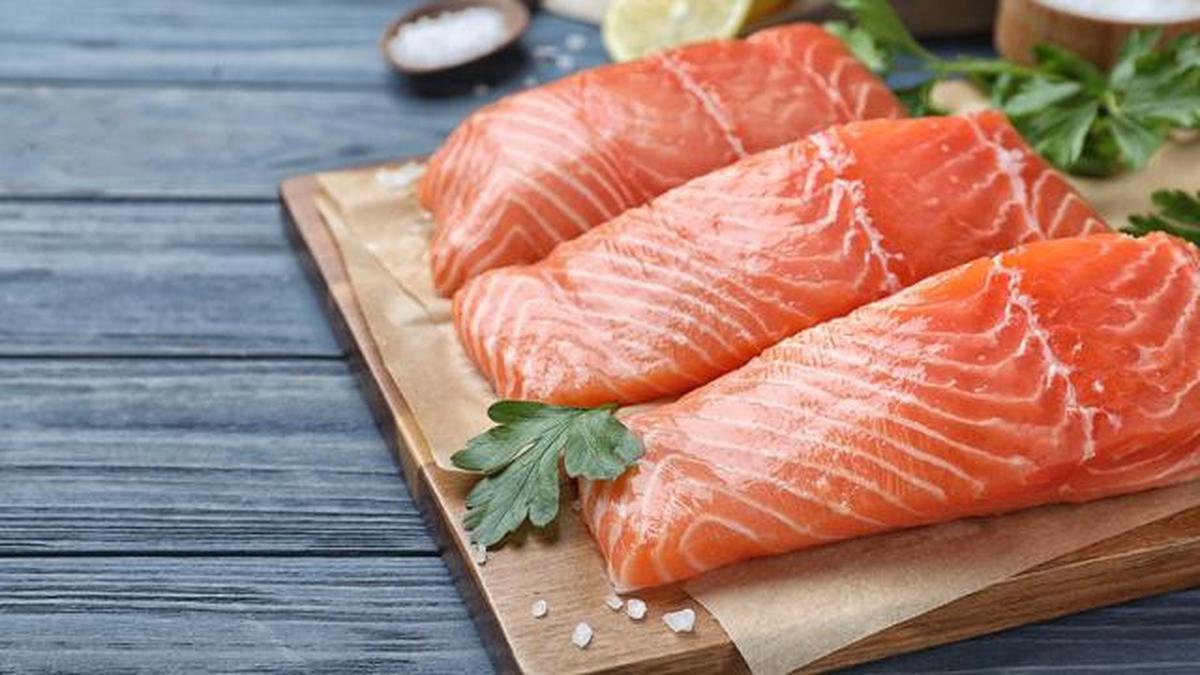 Lebih Sehat Salmon atau Ayam? Begini Penjelasan Ahli Gizi dan Data Nutrisinya