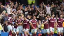 Pemain West Ham, Michail Antonio merayakan dengan rekan setimnya setelah mencetak gol ke gawang Chelsea pada pertandingan lanjutan Liga Inggris di Stadion Stamford Bridge di London, Sabtu (3/9/2022). Chelsea menang tipis atas West Ham dengan skor 2-1. (AP Photo/Kirsty Wigglesworth)