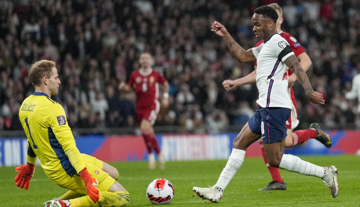 Pada babak kedua Inggris memperoleh beberapa peluang. Sontekan Raheem Sterling masih mampu dipatahkan oleh kiper Hongaria, Peter Gulacsi. (AP/Kirsty Wigglesworth)