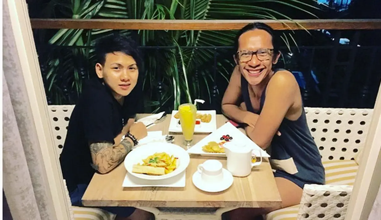 Meski telah bersujud, hingga mencium kaki suaminya, tapi hal itu tidak bisa mencegah keputusan Aming untuk mengakhiri rumah tangganya dan meninggalkannya. (Instagram/ev0124)