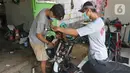 Pekerja menyelesaikan servis kendaraan listrik motor di bengkel Petrikbike, Jatiranggon, Bekasi, Selasa (24/11/2020). Bengkel spesialis modifikasi, perakitan dan servis kendaraan listrik motor, mobil dan sepeda itu menawarkan jasa seharga Rp5 juta sampai Rp150 juta. (Liputan6.com/Herman Zakharia)