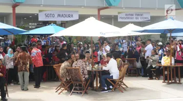 Presiden Joko Widodo (Jokowi) berbincang sambil menjajal makanan saat meninjau Rest Area 538 seusai meresmikan ruas  Tol Sragen-Ngawi, Jawa Tengah, Rabu (28/11). Jokowi duduk semeja dengan kepala serta pimpinan daerah setempat. (Liputan6.com/Angga Yuniar)