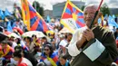 Sejumlah orang yang berasal dari Tibet dan Uighur menggelar unjuk rasa di depan kantor PBB di Jenewa, Jumat (16/9). Pengunjuk rasa meminta Presiden Tiongkok, Xi Jinping untuk menghentikan pembunuhan di Tibet. (AFP PHOTO/Fabrice Coffrini)