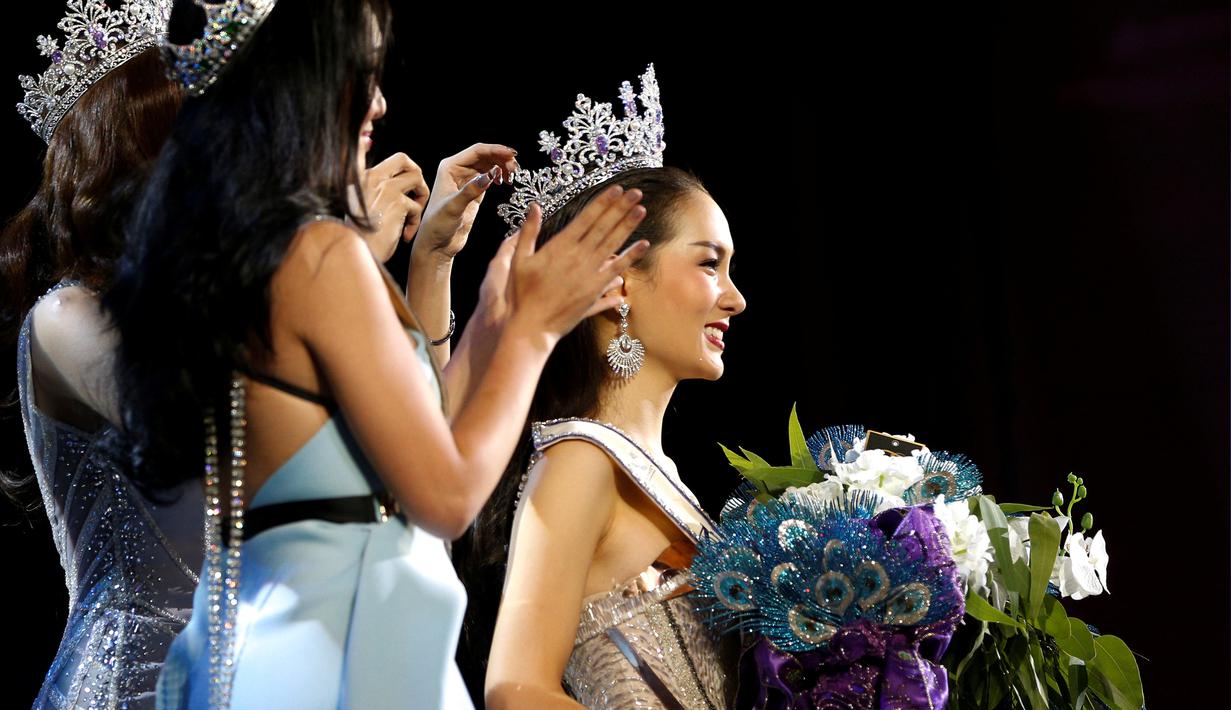 Jiratchaya Sirimongkolnawin tersenyum saat memakai mahkota Miss Tiffany Universe 2016, Pattaya, Thailand, (14/5). Jiratchaya menjadi pemenang dalam kontes kecantikan waria ini. (REUTERS/Athit Perawongmetha)