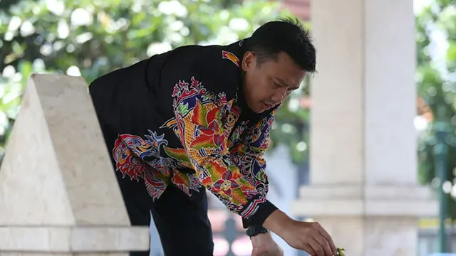 Ziarah Makam WR Soepratman, Menpora Ajak Pemuda untuk Selalu Kenang Jasa Pahlawan Nasional