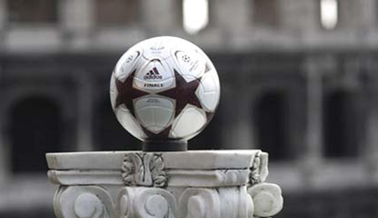 Rome's Finale', the official match ball for the 2009 UEFA Champions League's final is displayed on March 16, 2009 in front of the Colosseum in Rome. AFP PHOTO / FILIPPO MONTEFORTE 