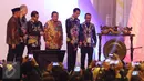 Presiden Jokowi memukul gong saat meresmikan pembukaan Rakernas BPP Hipmi dan Peluncuran "Hipmi Go to School 2017 di Jakarta, Senin (27/3). Dalam peresmian tersebut Jokowi mengatakan agar Hipmi ikut berperan peran penting . (Liputan6.com/Angga Yuniar)