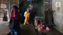 Petugas PMI melakukan penyemprotan disinfektan di Pasar Tradisional Cikini, Jakarta Pusat, kamis (9/7/2020). Penyemprotan ini untuk mencegah penyebaran virus corona (COVID-19). (merdeka.com/Imam Buhori)