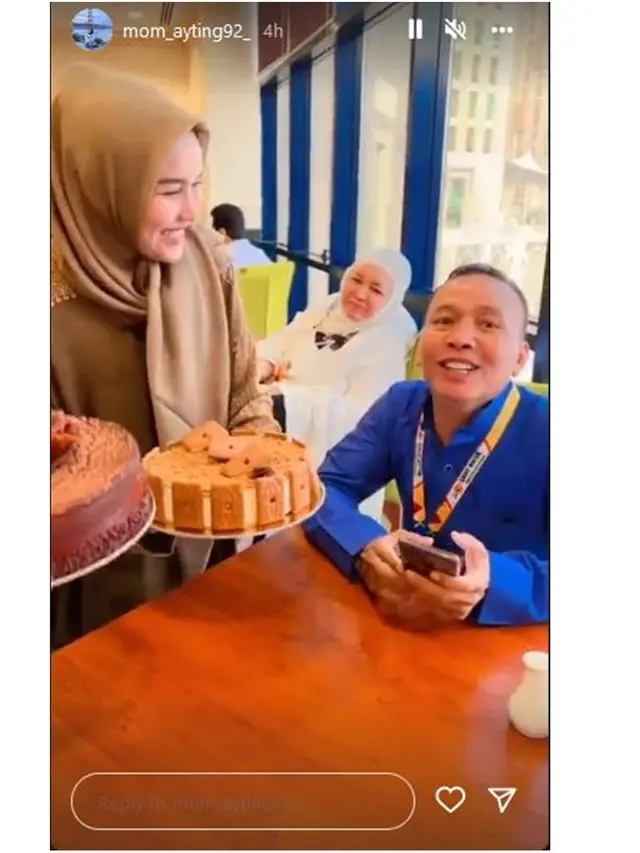 6 Momen Kejutan Ulang Tahun Ayah Ayu Ting Ting, Dirayakan di Tanah Suci