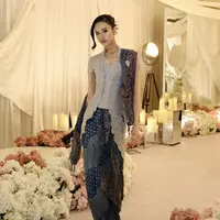 Anya Geraldine tampil mengenakan kebaya lace abu-abu dipadukan selendang batik dihiasi bros senada dengan bawahannya. [@anyageraldine]