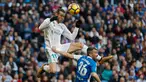 Pemain Real Madrid, Gareth Bale melompat untuk merebut bola dari pemain Deportivo La Coruna, Luisinho dalam lanjutan La Liga Spanyol di Santiago Bernabue, Senin (22/1). Real Madrid pesta kemenangan 7-1 atas Deportivo La Coruna. (AP/Francisco Seco)