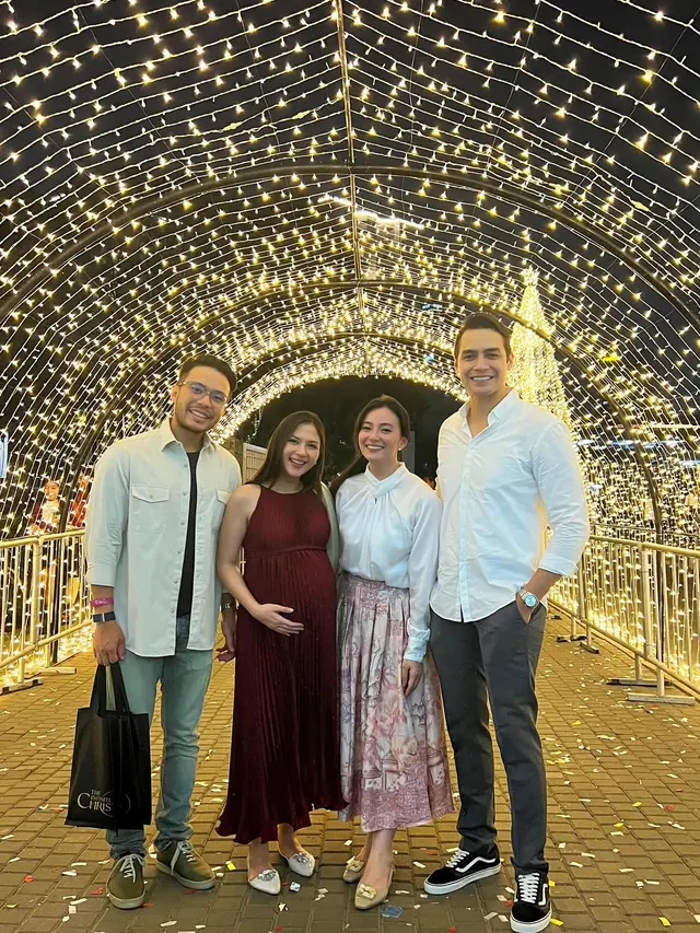 7 Potret Kebersamaan Asmirandah dan Jessica Mila Rayakan Natal di Istora Senayan