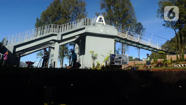 Memantau Progres Pembangunan Jembatan Kaca Bromo