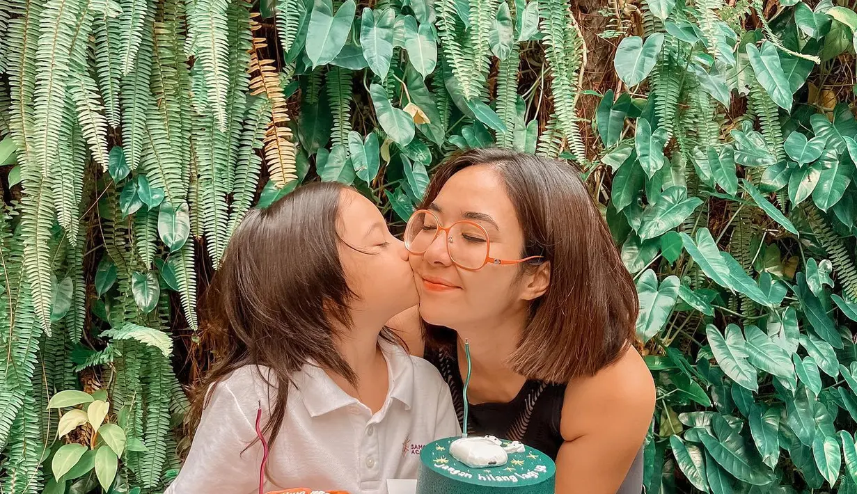 Gantian Gempita yang mencium sang ibu untuk menunjukkan rasa sayangnya. (Foto: Instagram/ gisel_la)