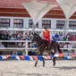 Atlet panahan berkuda Indonesia, Muhammad Yahya Ayyash (kiri) dan Bagas Satria Prabowo (kanan), berlaga di ajang "The Center of National Equestrian Traditions International Cup 2024," yang digelar di Kremlin Riding School, Moskow, Rusia. Foto: KPBI